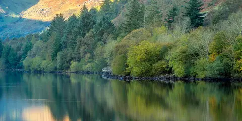 An image depicting the trail Crimpiau and Creigiau Gleision from Llyn Crafnant and its surrounding area.