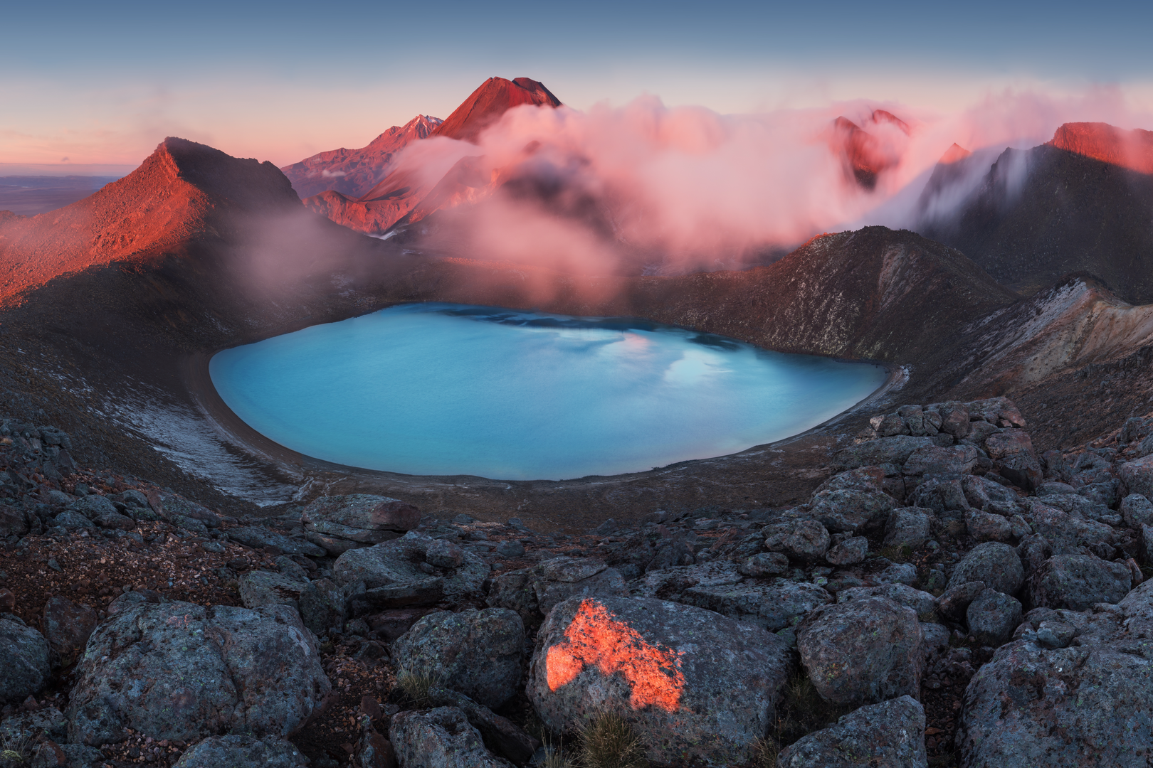 An image depicting the trail Tongariro Alpine Crossing with Mount Tongariro and Mount Ngauruhoe and its surrounding area.