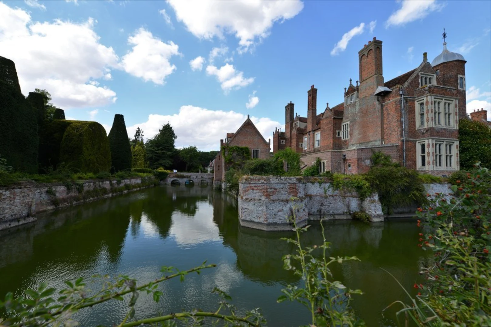 An image depicting the trail Kentwell Hall Long Melford and its surrounding area.