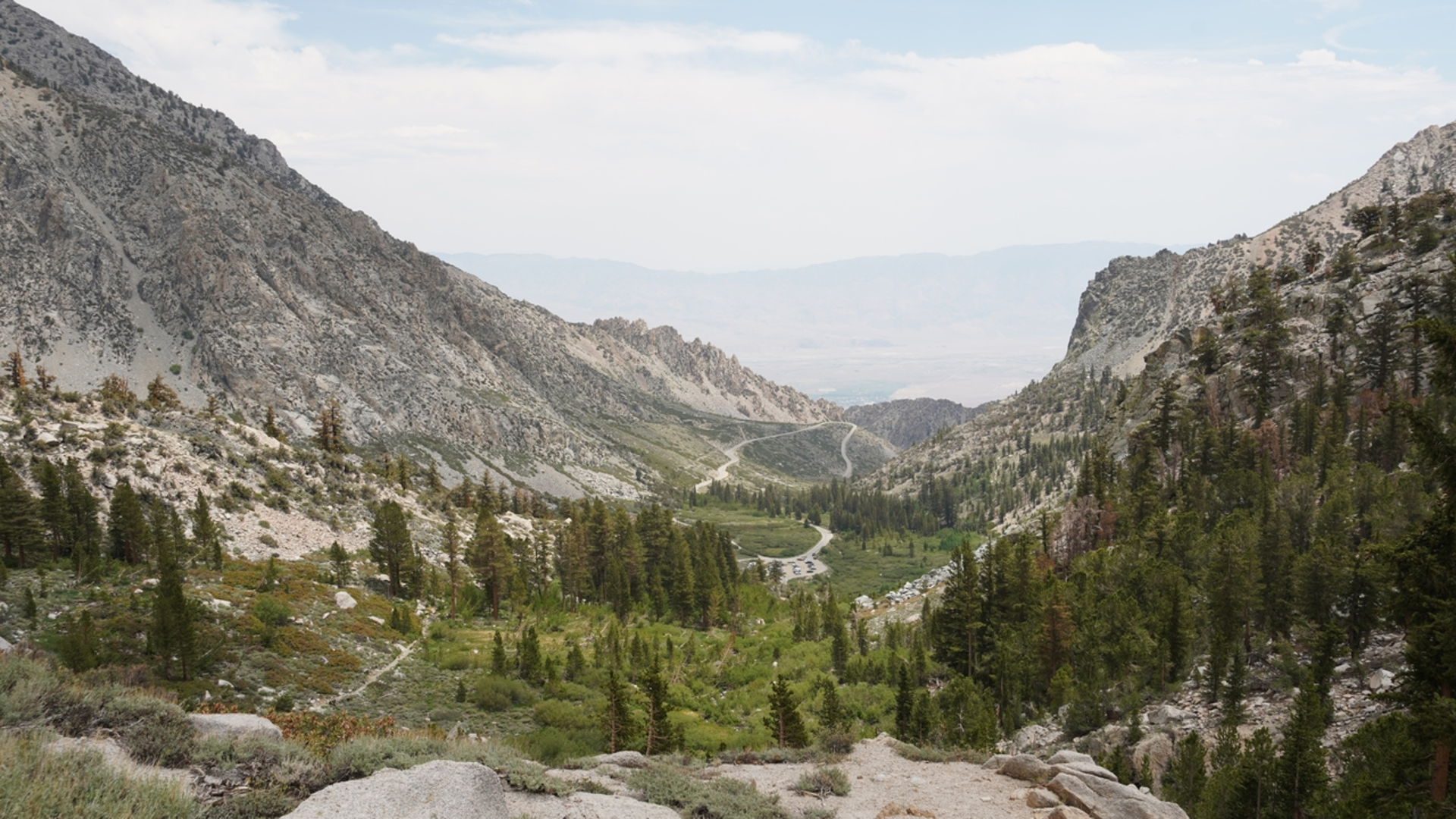 An image depicting the trail Kearsarge Lakes via Kearsarge Pass Trail and its surrounding area.