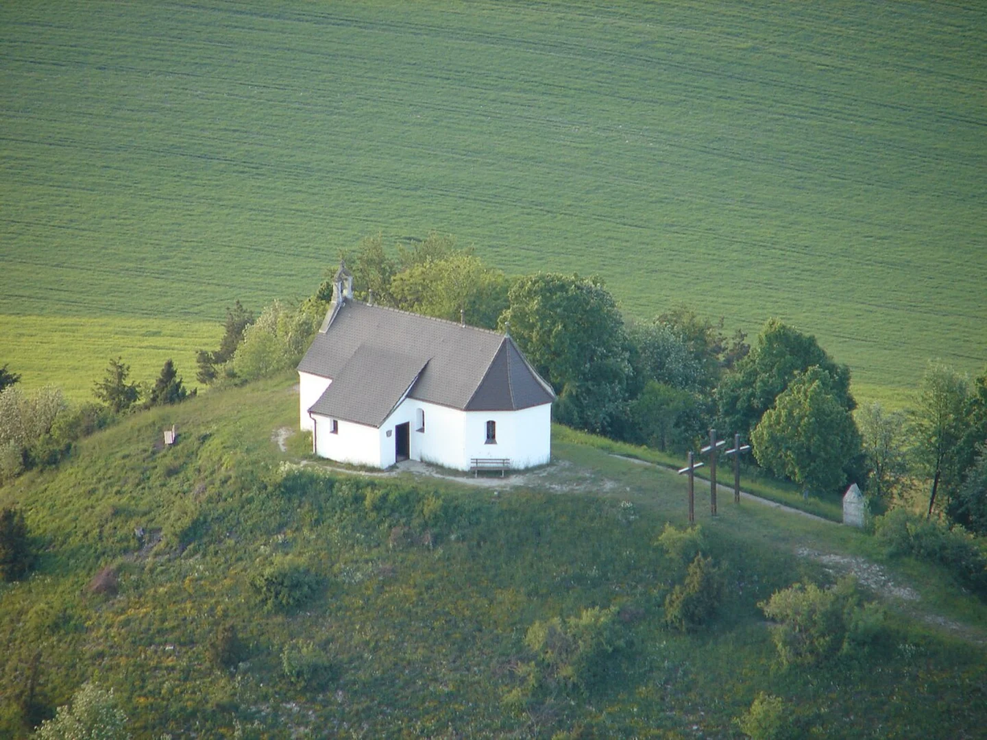 An image depicting the trail Tirschenreuth Leugas and Oberpfalzweg and its surrounding area.