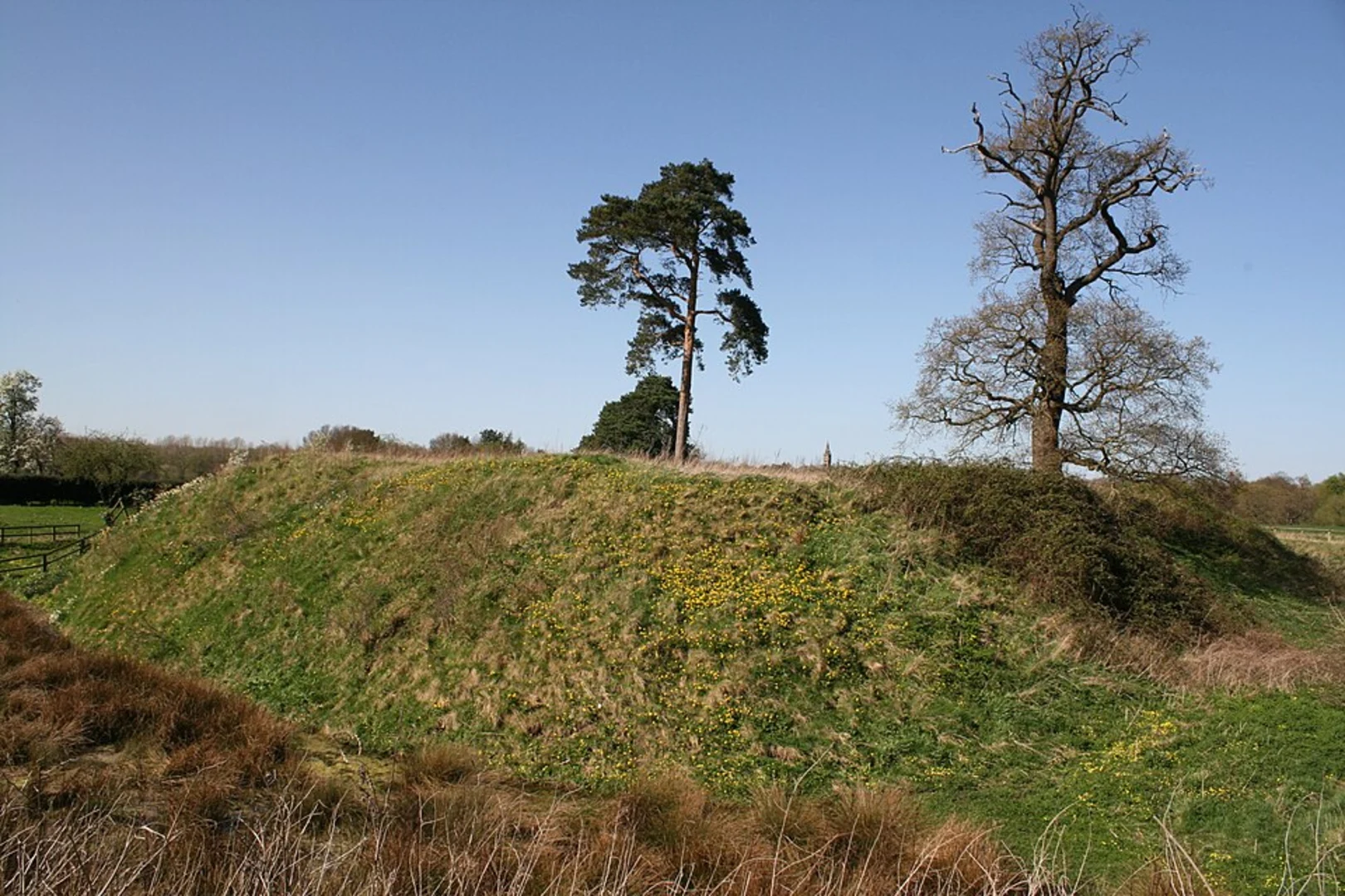 An image depicting the trail Castle Hill and Bletchingley and its surrounding area.