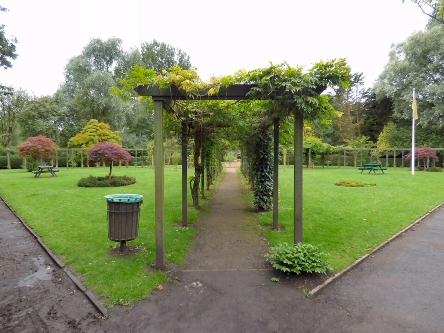 An image depicting the trail Fletcher Moss Park Loop and its surrounding area.