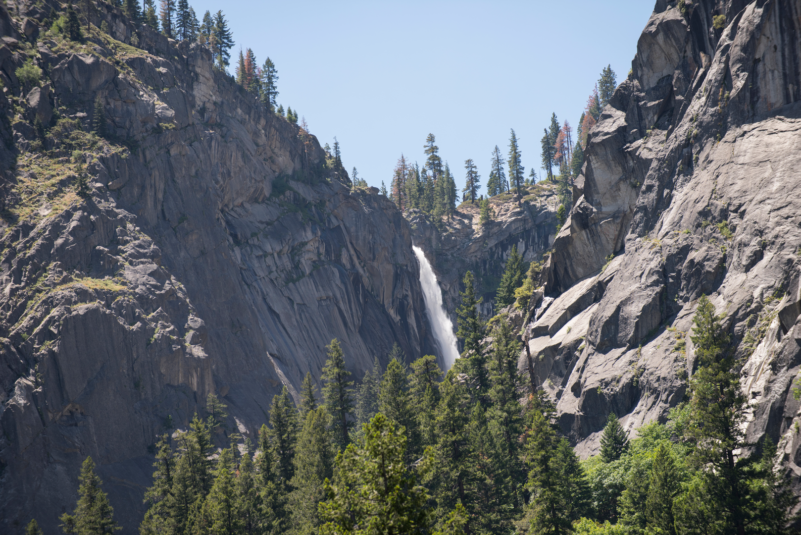 An image depicting the trail Little Yosemite Valley Campground via Panorama Trail and its surrounding area.
