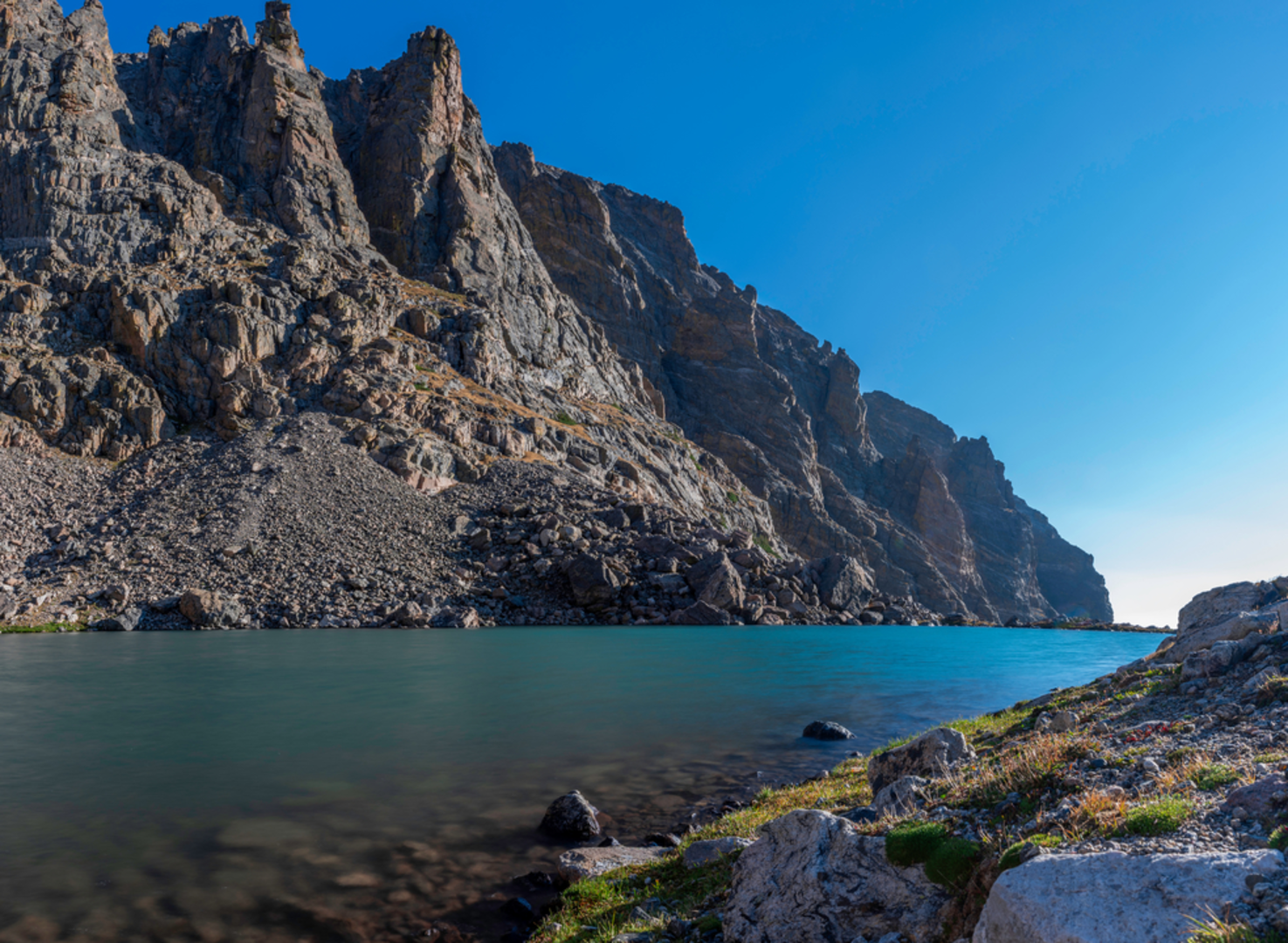 An image depicting the trail Andrews Tarn and The Loch Lake via Glacier Gorge Trail and its surrounding area.