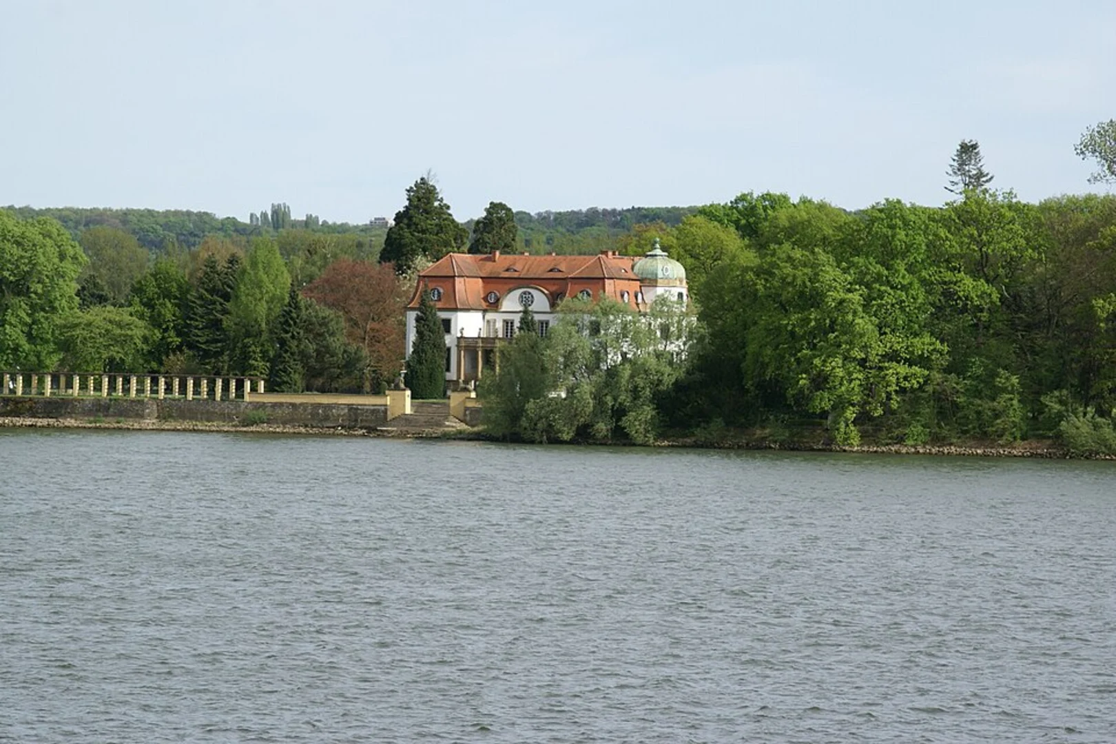 An image depicting the trail Rhine via Jakobsweg Mainz and its surrounding area.
