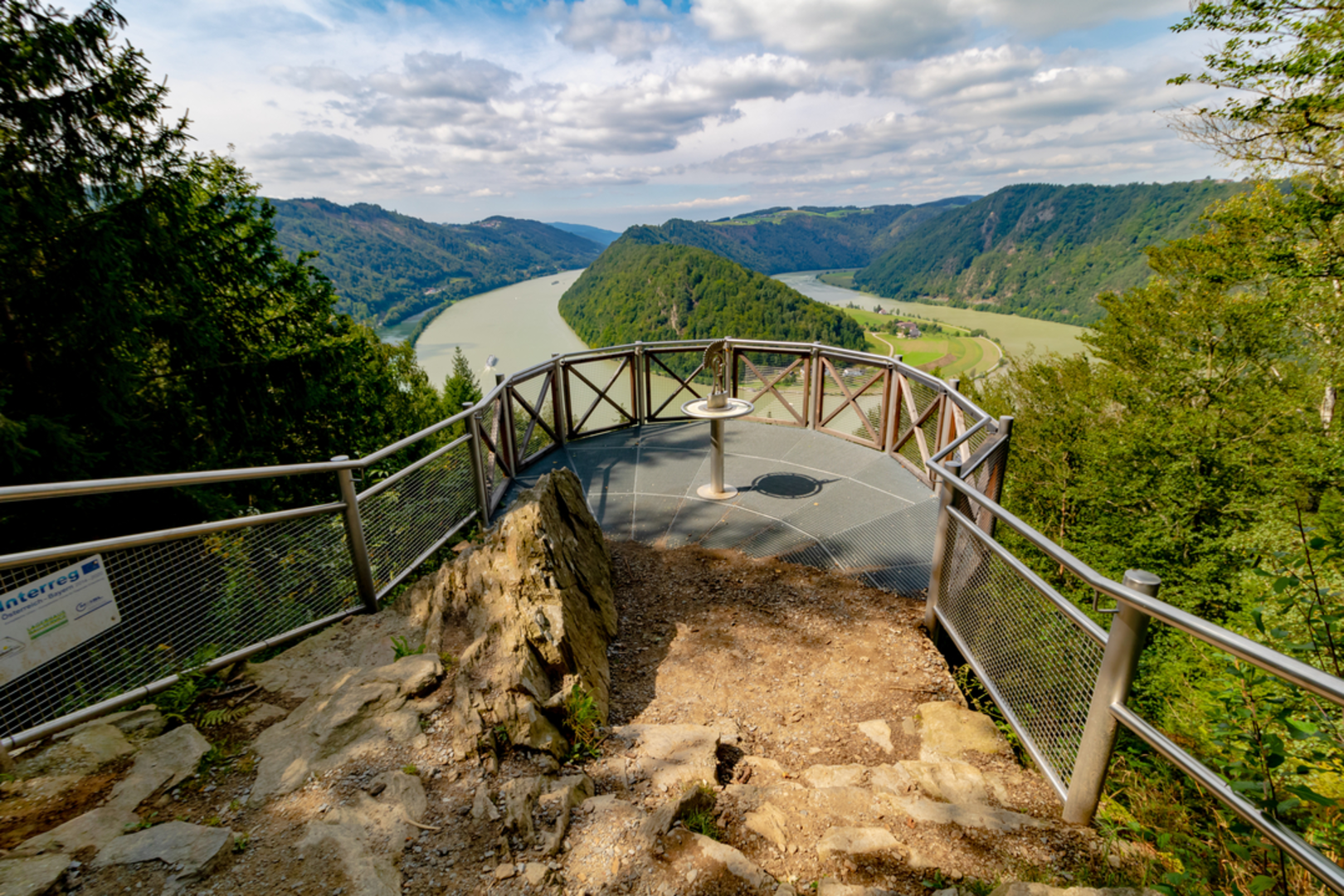 An image depicting the trail Danube Gallery and its surrounding area.