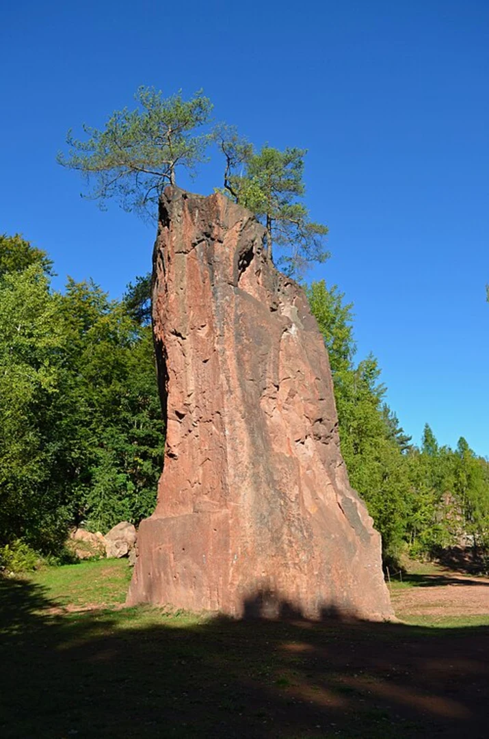 An image depicting the trail Muehlsteinweg Rochlitzer Berg and Muldental Wanderweg and its surrounding area.