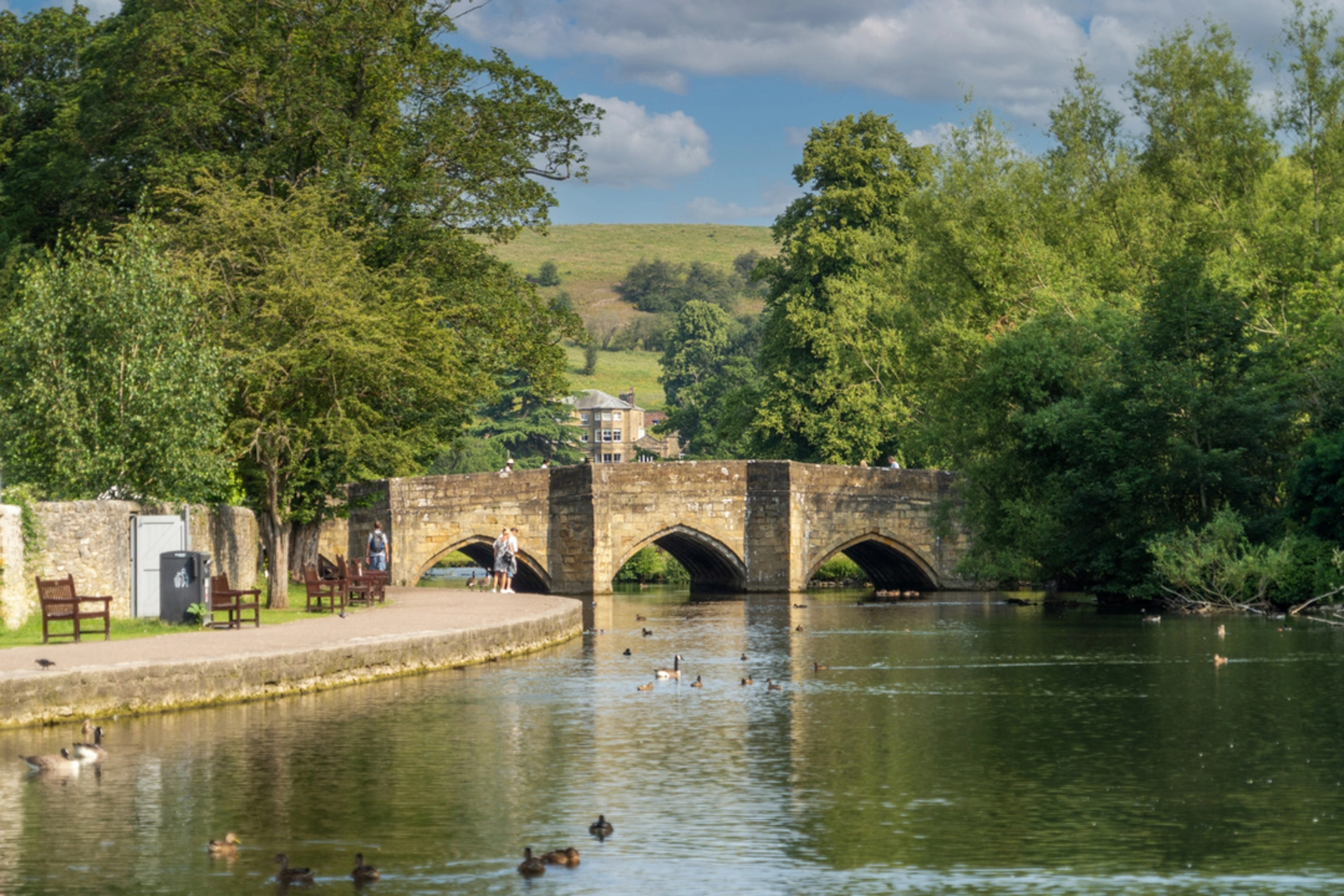 An image depicting the trail Bakewell Loop via River Wye and its surrounding area.