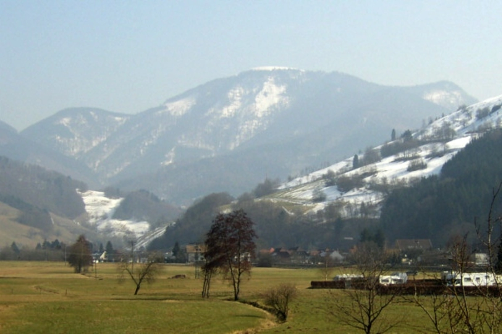 An image depicting the trail Fernglas via Krinne Talstation Belchenbahn and its surrounding area.