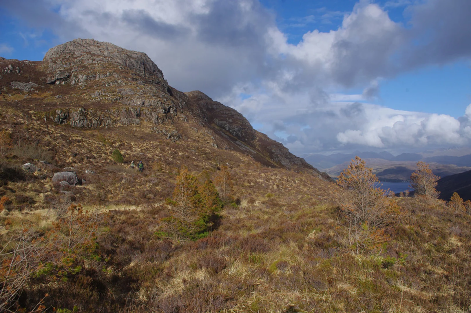 An image depicting the trail Beinn na Caillich from Bealach Udal via Sgurr na Coinnich and its surrounding area.