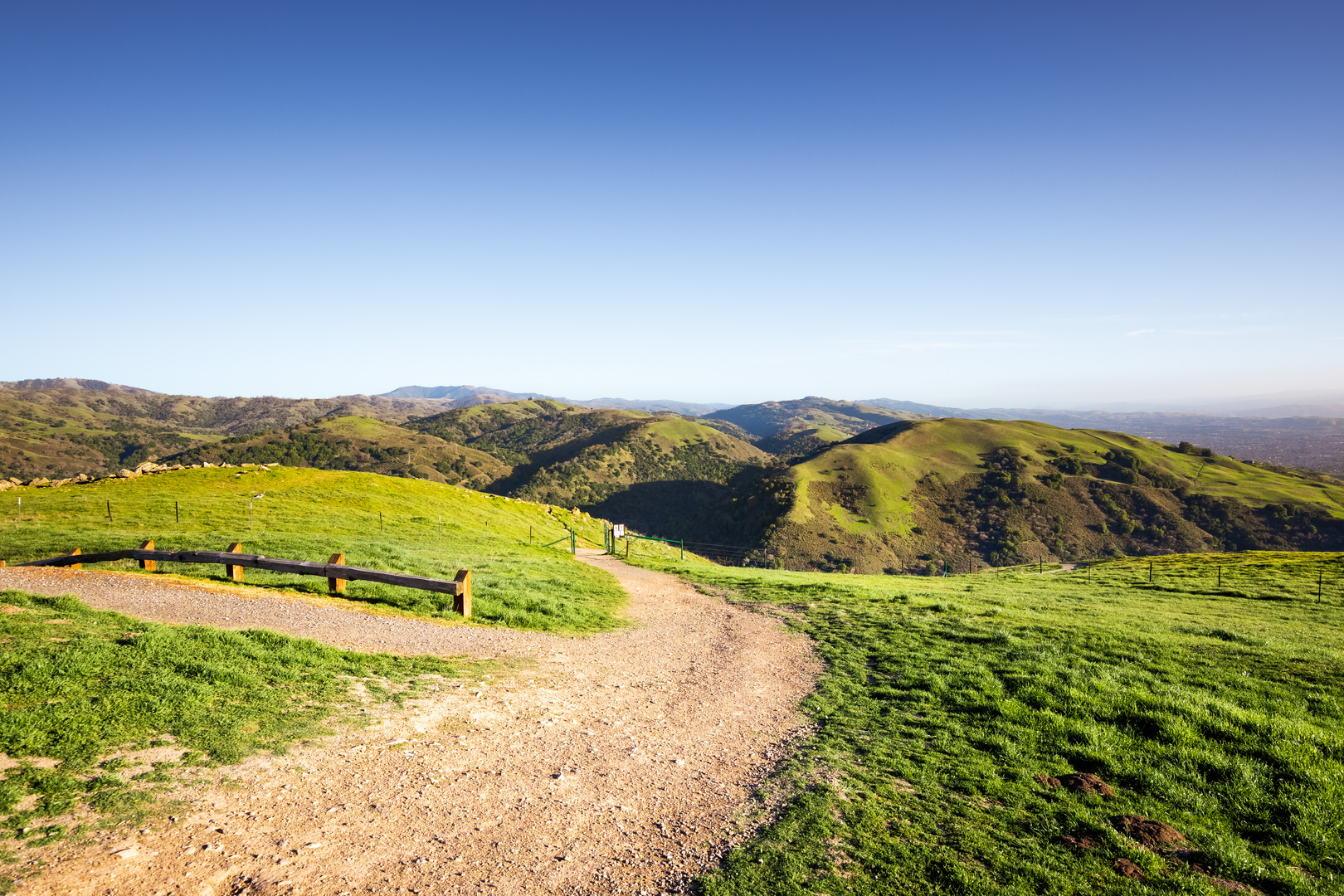 An image depicting the trail Sierra Vista and Upper Calaveras Fault Loop Trail and its surrounding area.