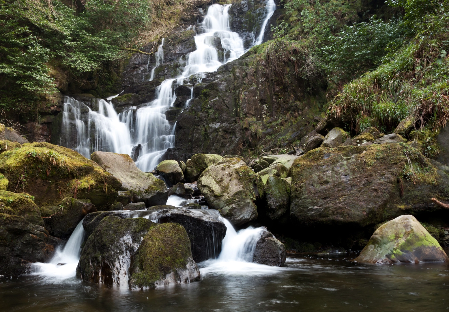 An image depicting the trail Torc Waterfall and its surrounding area.
