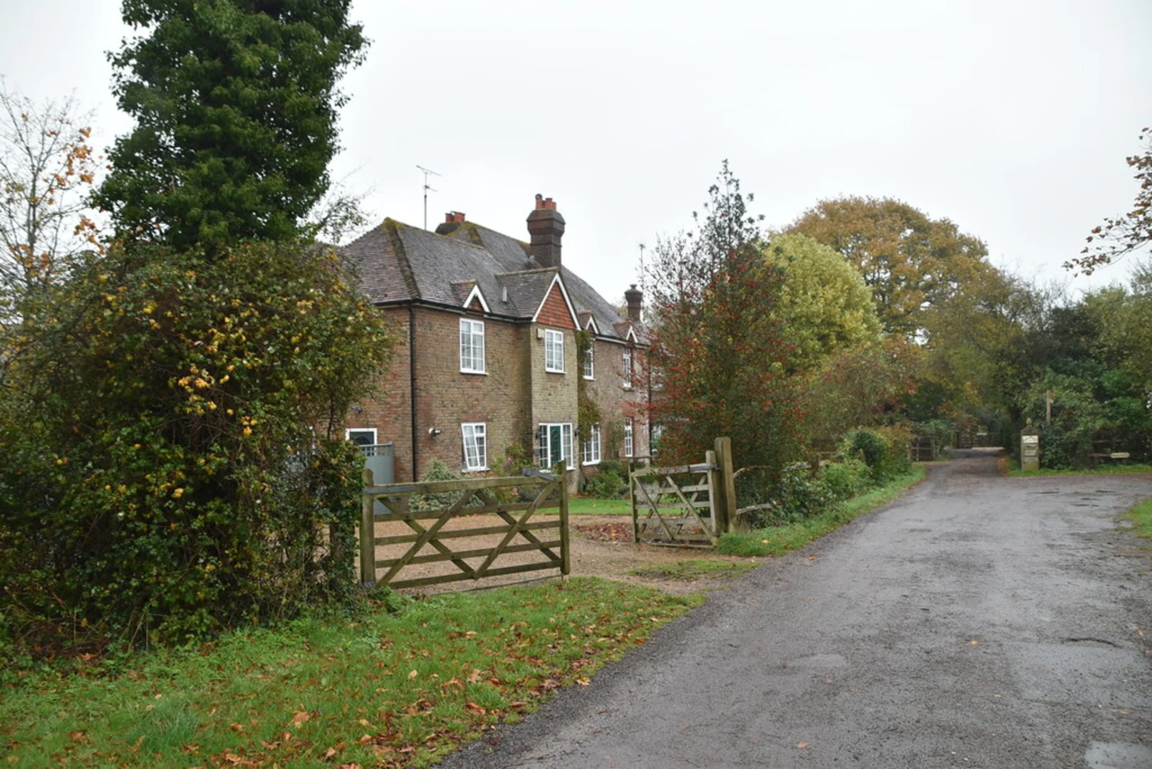 An image depicting the trail Barcombe Cross Western Loop and its surrounding area.