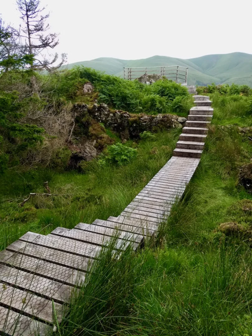 An image depicting the trail Raven Crag from Thirlmere Dam and its surrounding area.