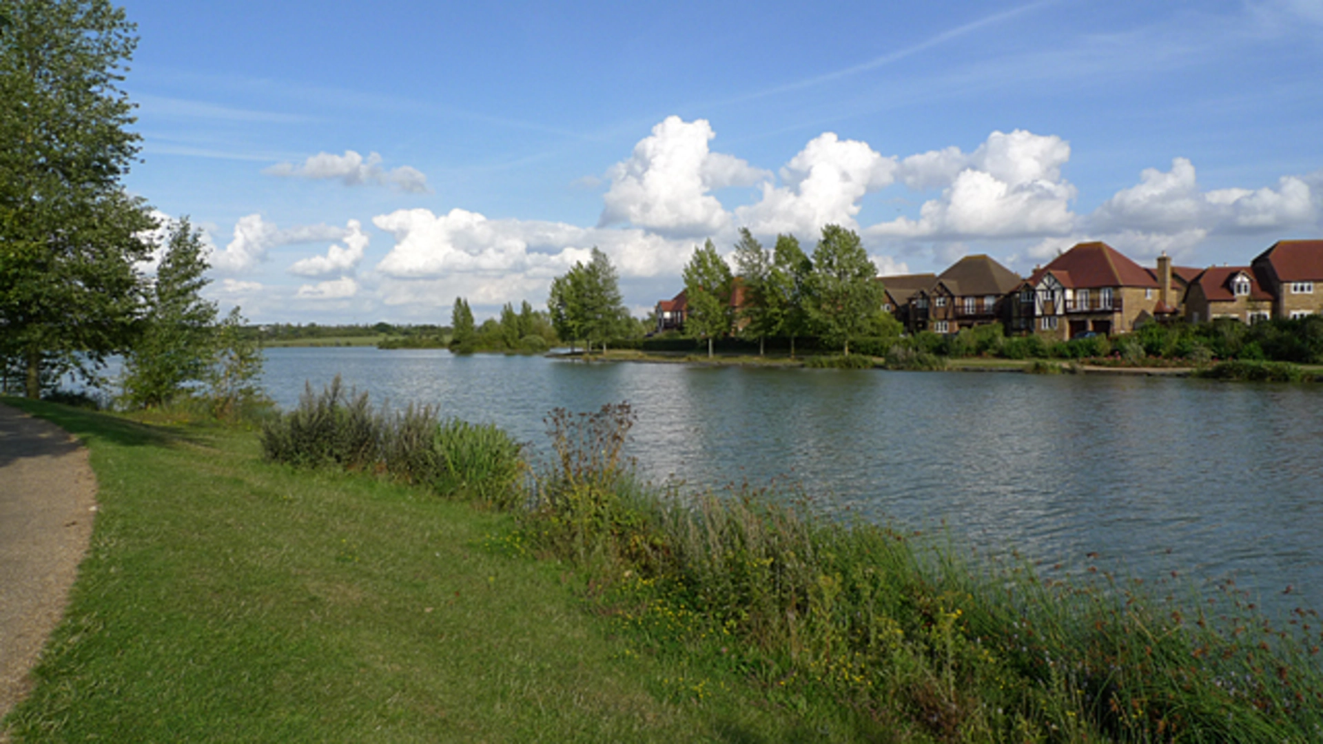 An image depicting the trail Furzton Lake Loop and its surrounding area.
