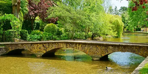 An image depicting the trail Naunton and the Slaughters from Bourton-on-the-Water and its surrounding area.