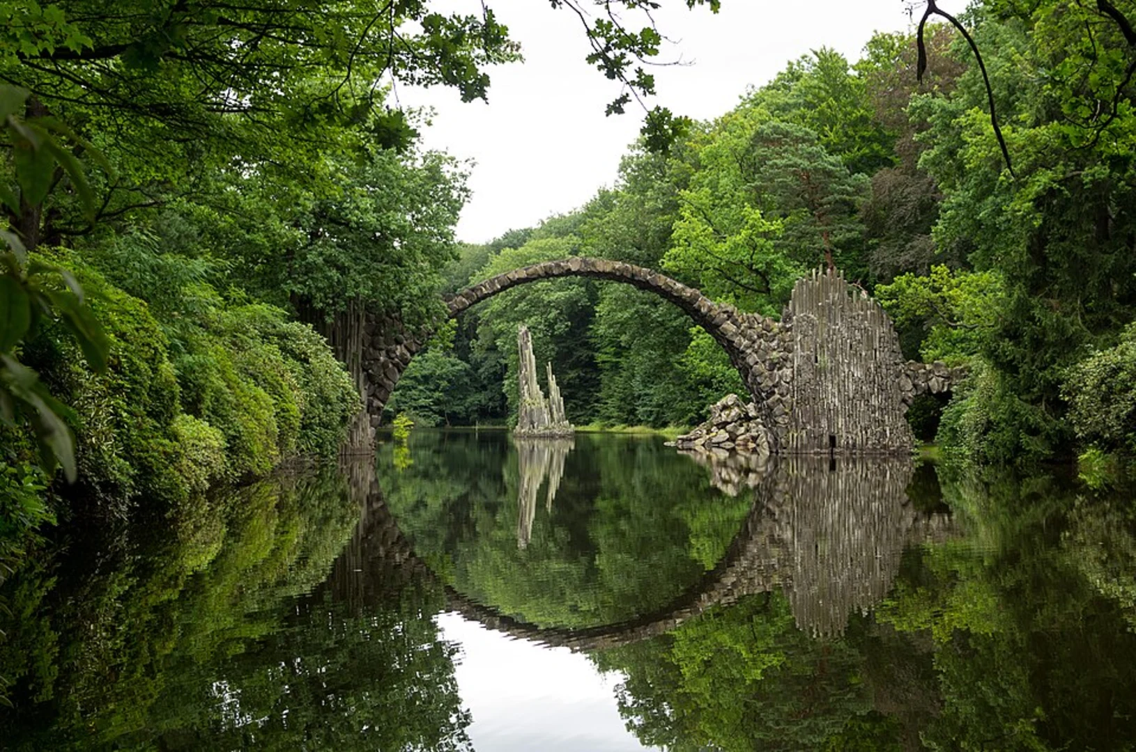An image depicting the trail Eichenhügel and Orgel Loop via Rund um Wiesswasser and its surrounding area.