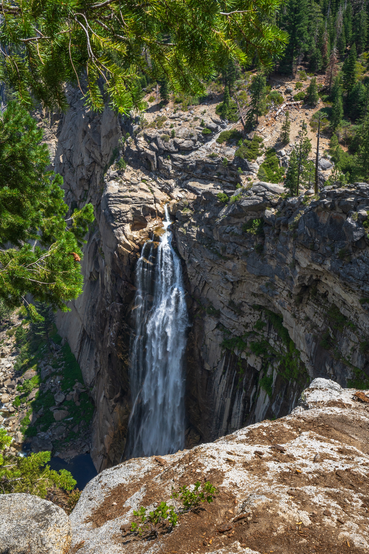 An image depicting the trail Illilouette Fall via Panorama Trail and its surrounding area.