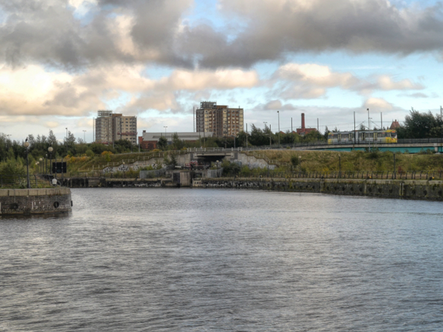 An image depicting the trail Manchester Ship Canal Walk and its surrounding area.