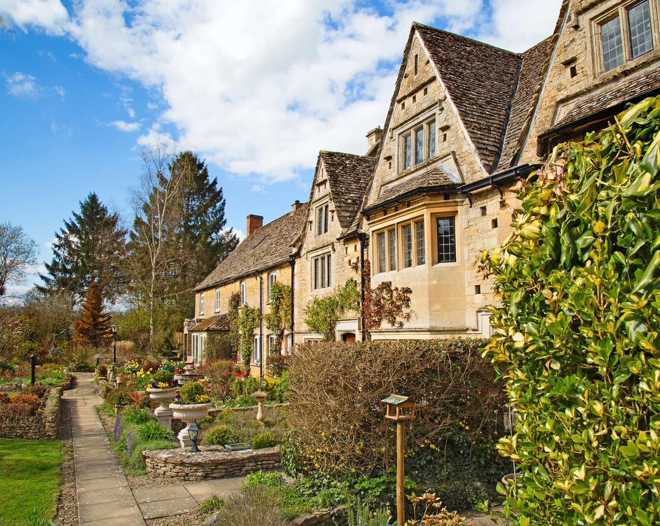 An image depicting the trail Heart of England Way and its surrounding area.