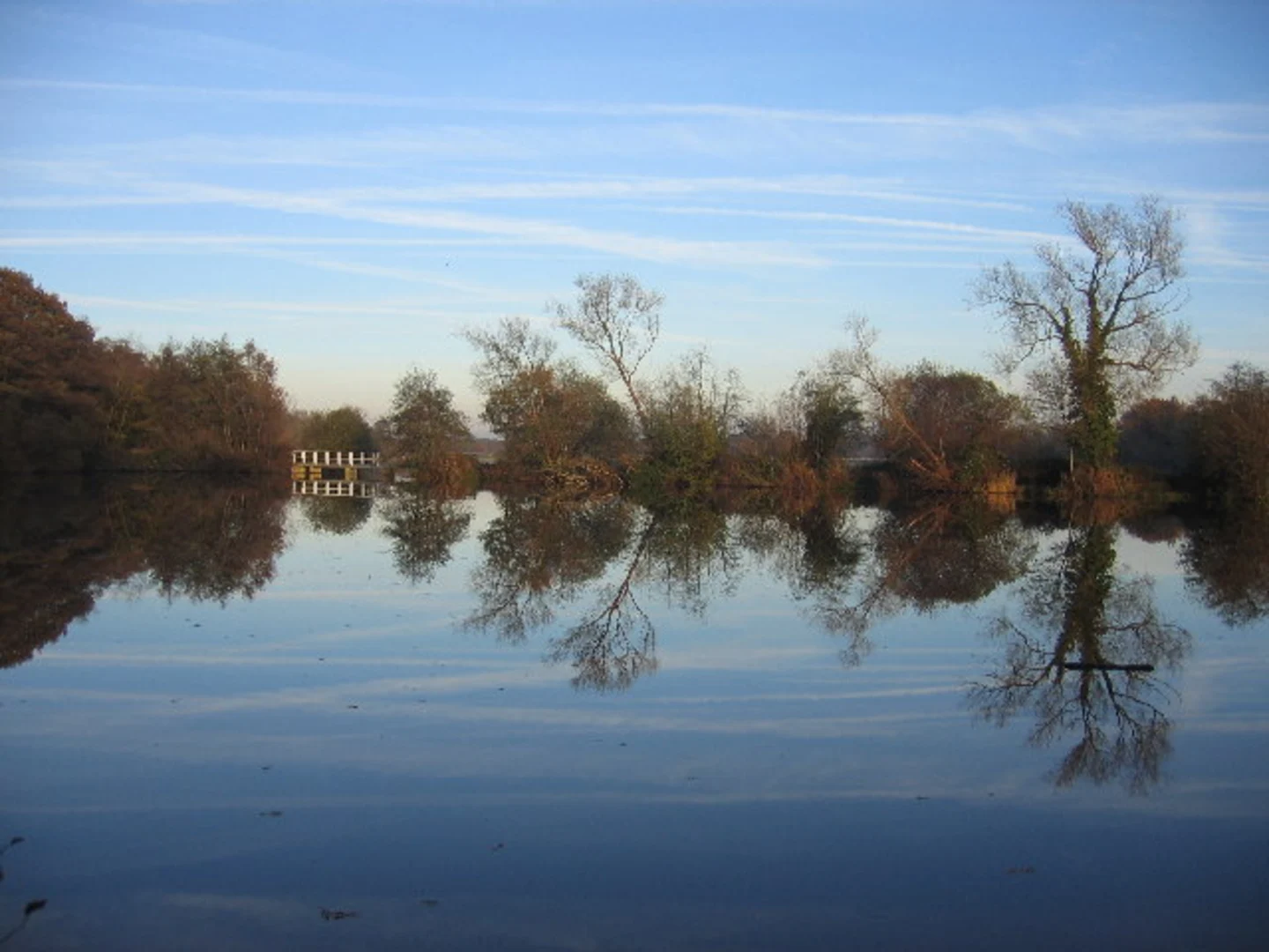 An image depicting the trail Earlswood Lakes Circular Walk and its surrounding area.