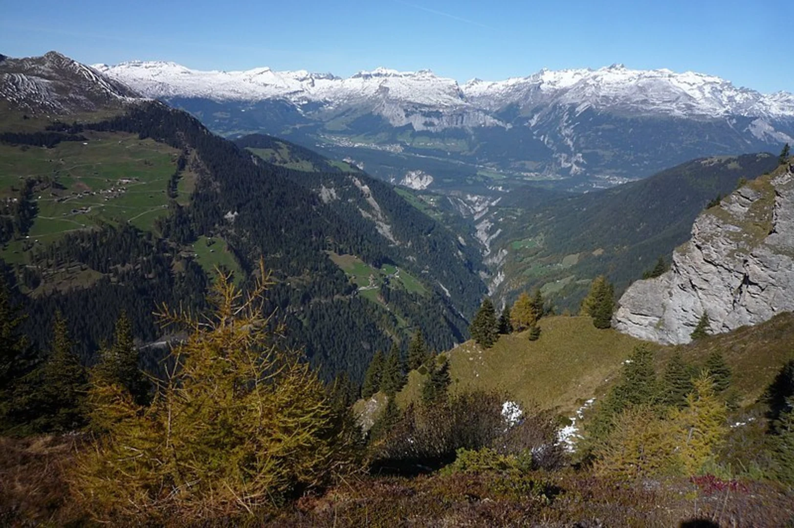 An image depicting the trail Walserweg Safiental and its surrounding area.