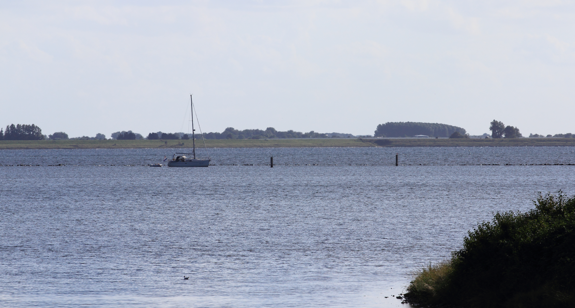 An image depicting the trail Goedereede to Herkingen via Zuideedijk and Maanezeese Gorsdijk and its surrounding area.