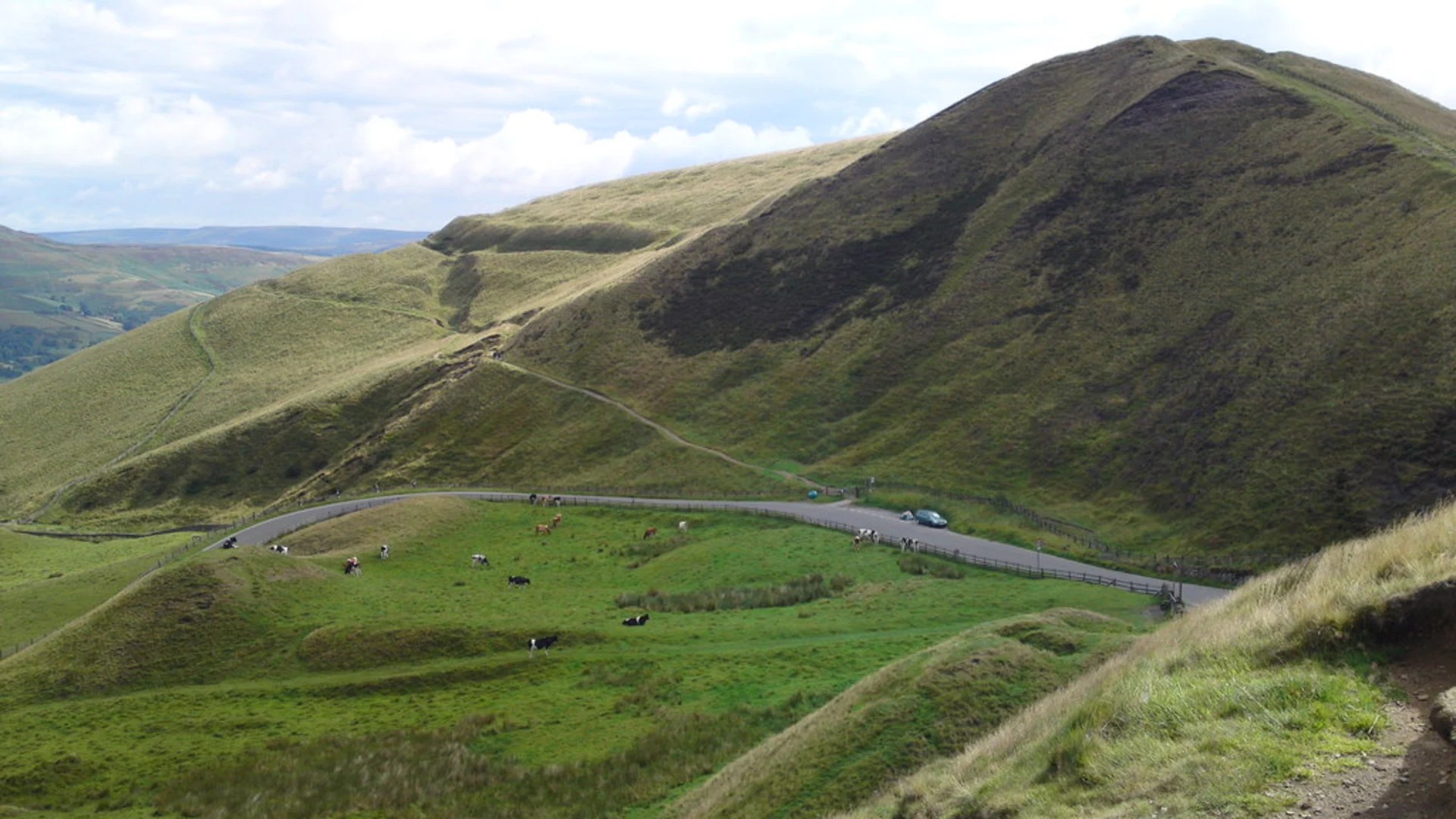 An image depicting the trail Mam Tor, Back Tor and Lose Hill Loop and its surrounding area.