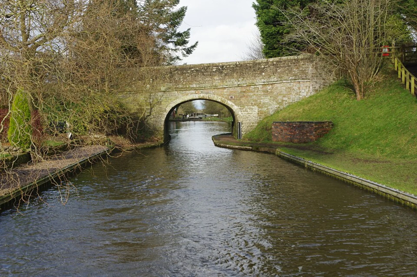 An image depicting the trail Towing Path along Shropshire Union Canal from Frogmore Road and its surrounding area.