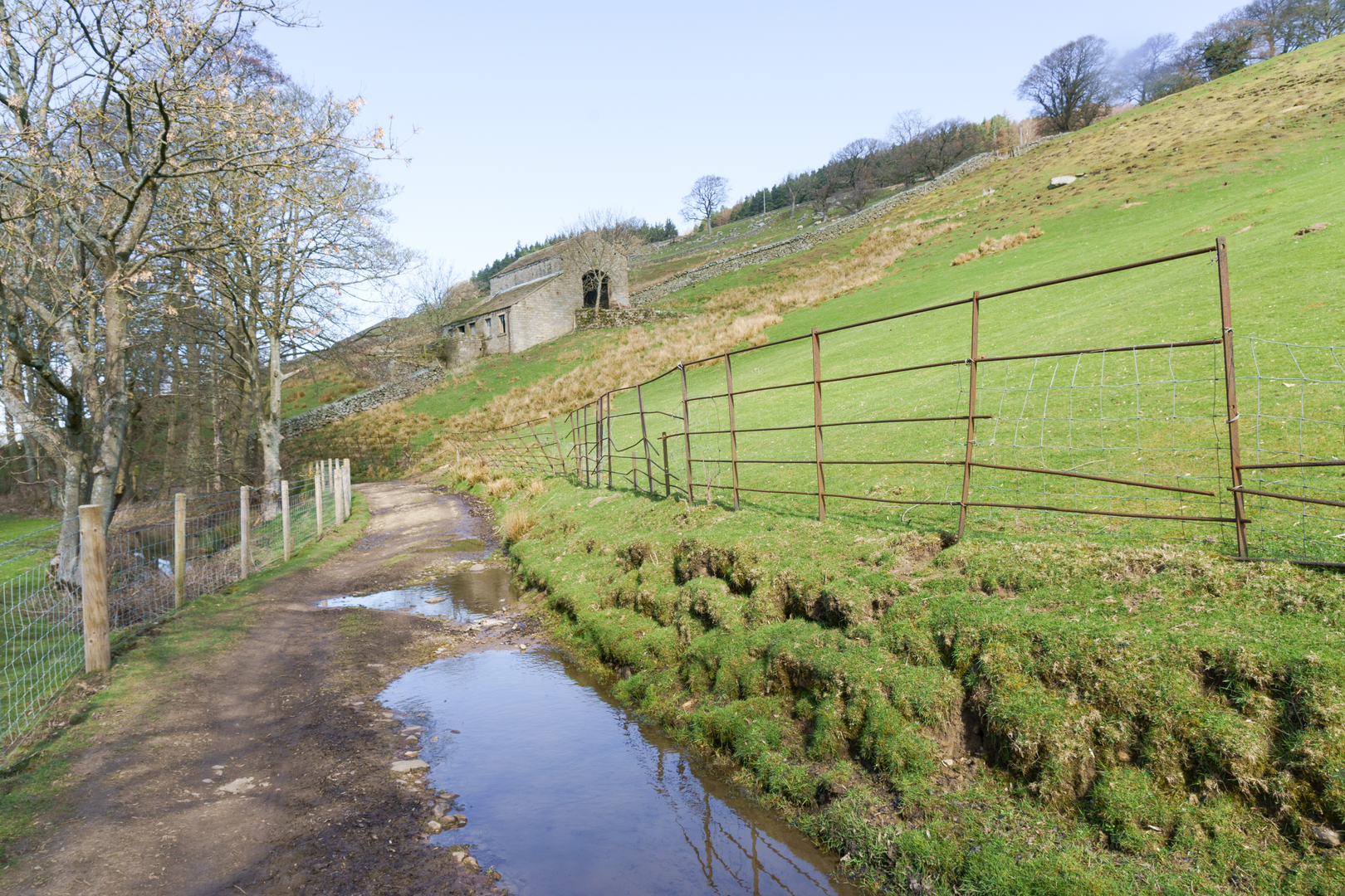 An image depicting the trail Nidderdale Way and its surrounding area.