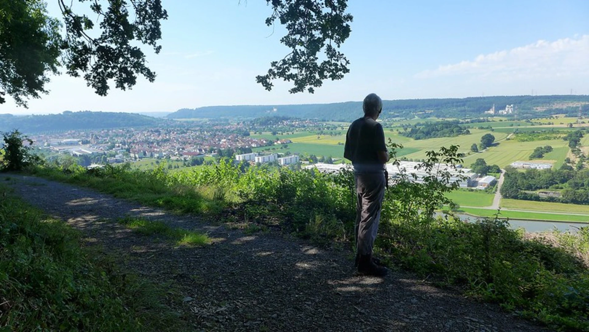 An image depicting the trail Neckarsteig and Langenthal and its surrounding area.