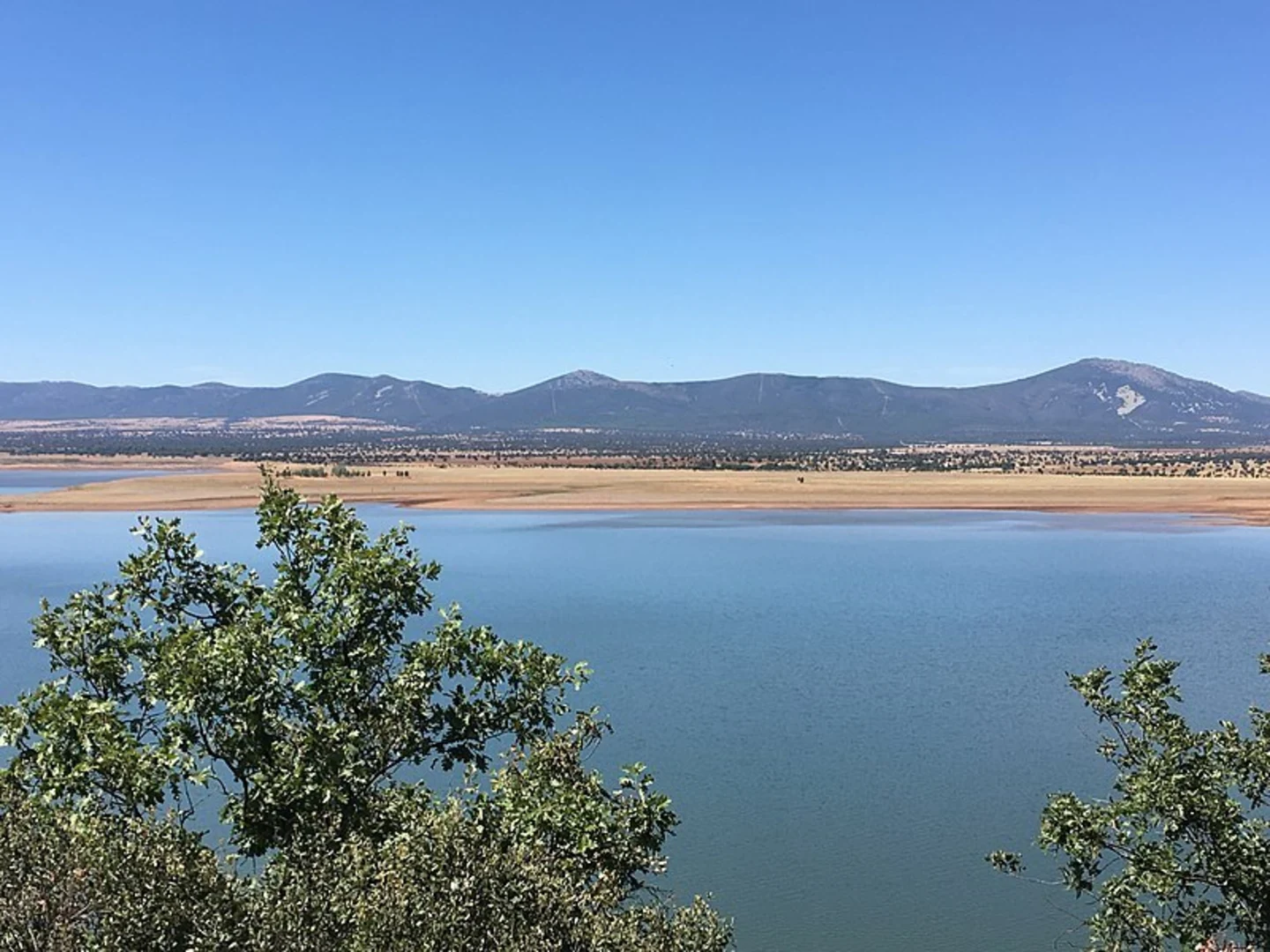 An image depicting the trail Ruta de la Colada de Navalrincón and its surrounding area.