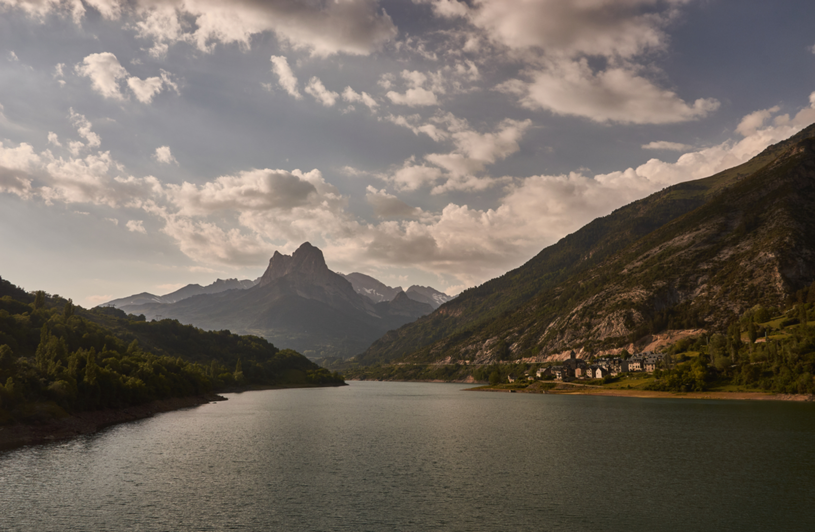 An image depicting the trail Sallent de Gallego PR HU 091-a and its surrounding area.