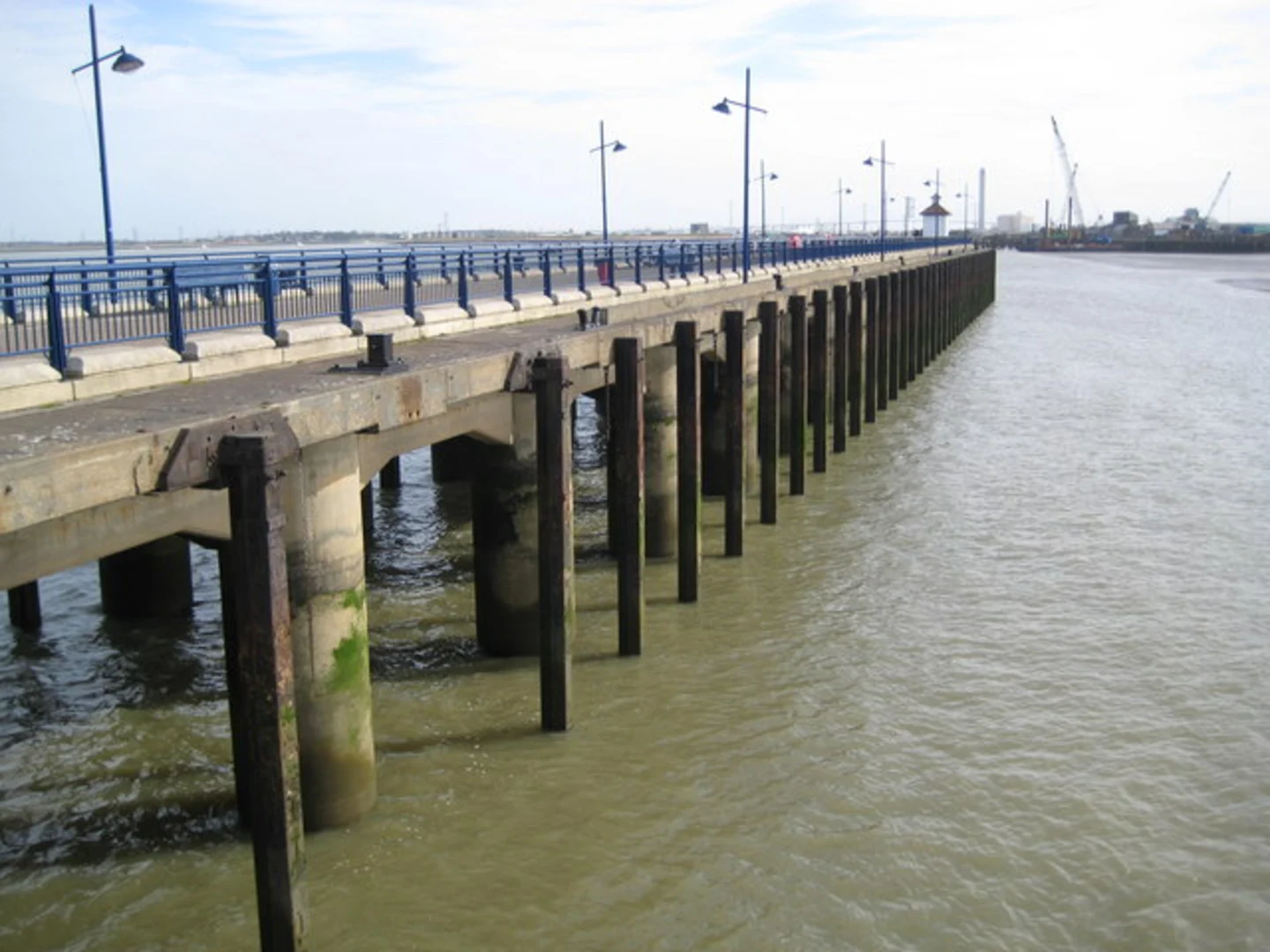 An image depicting the trail River Thames via Thames Path and its surrounding area.
