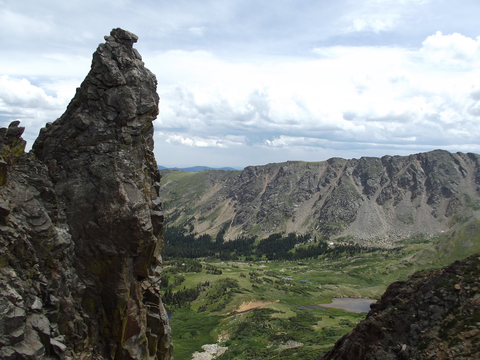 An image depicting the trail Devil’s Thumb Park Trail and its surrounding area.