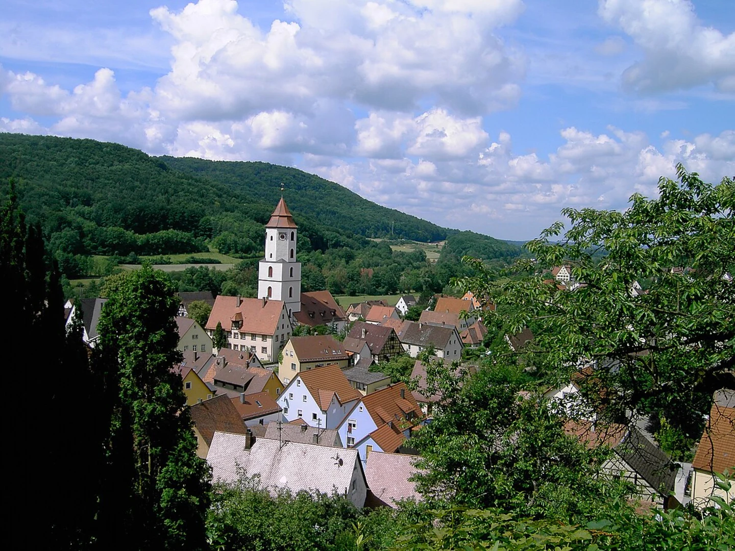 An image depicting the trail Burgruine Lichtenstein, Leitenberg and Kreuzberg Loop - Pommelsbrunn and its surrounding area.