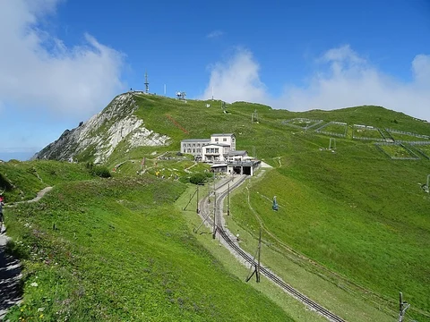 An image depicting the trail Jaman - Rochers de Naye Scenic Peak and its surrounding area.