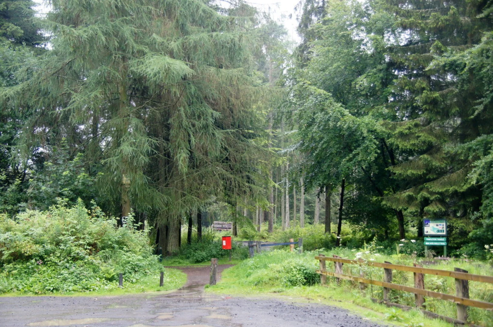 An image depicting the trail Clatto Reservoir Country Park Loop and its surrounding area.