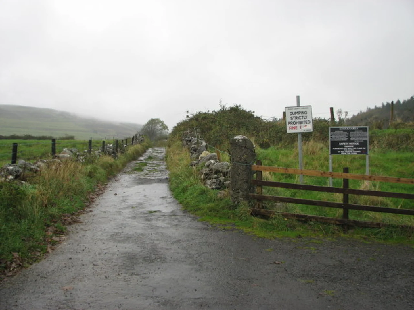 An image depicting the trail Knocknarea Trail and its surrounding area.