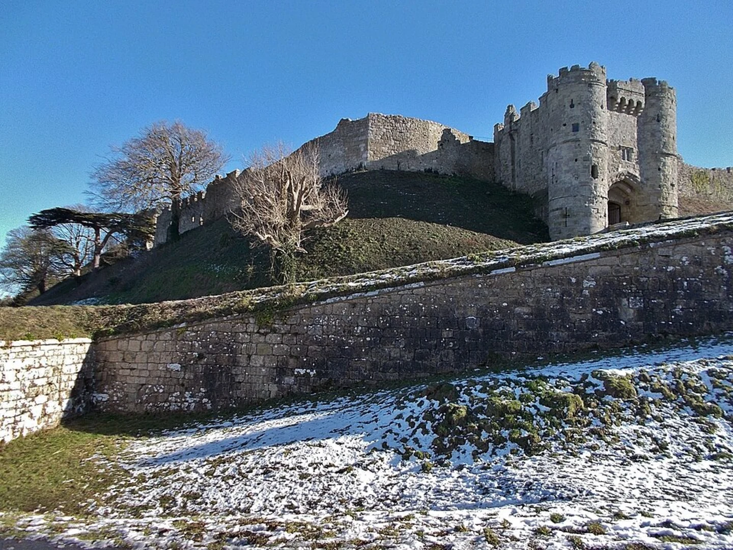 An image depicting the trail Shorwell to Carisbrooke Castle Loop and its surrounding area.