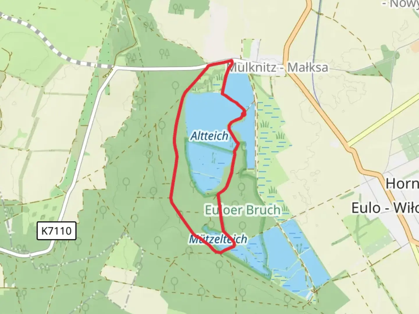 An image depicting the trail Altteich and Mützelteich Loop via Rundwanderweg Mulknitzer Teiche and its surrounding area.
