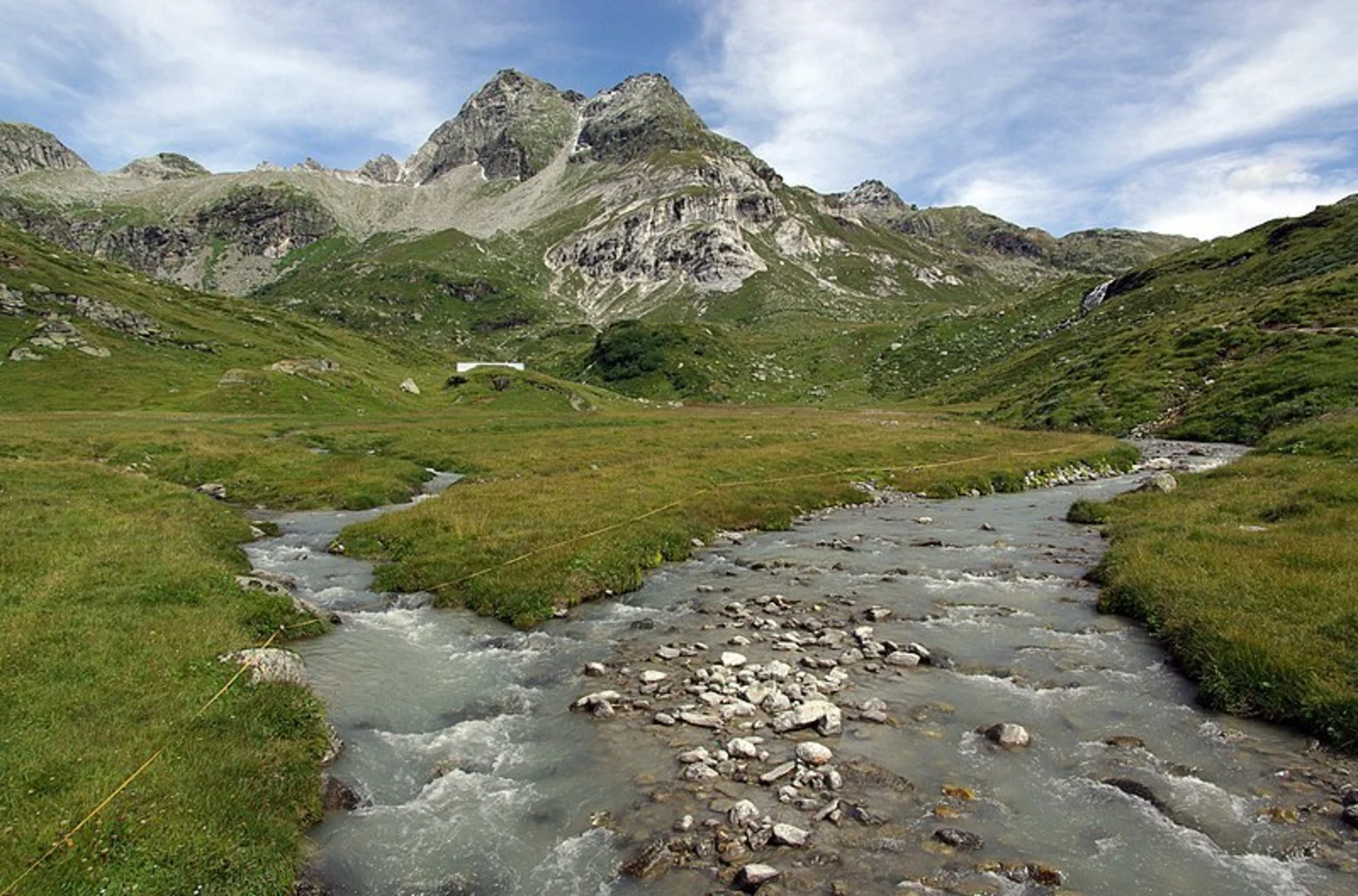 An image depicting the trail Fald to Binntal Schaplersee-Weg Trail and its surrounding area.