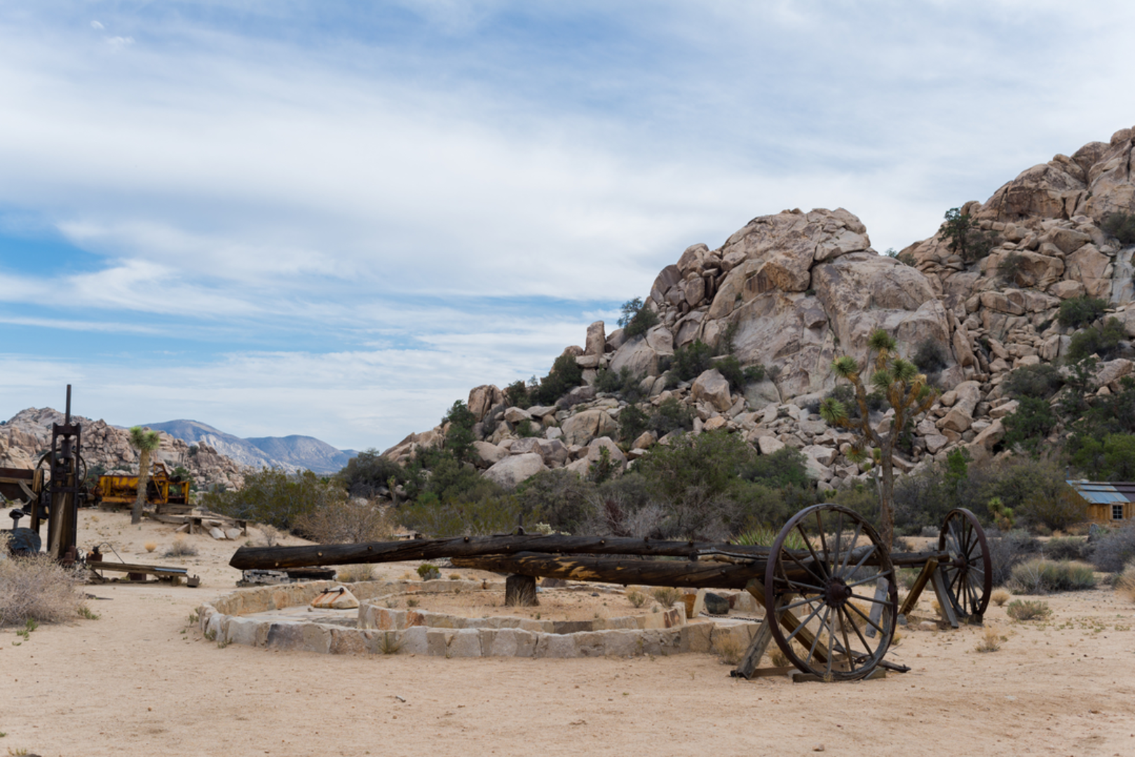 An image depicting the trail Desert Queen Mine and Eagle Cliff Boulder House Trail and its surrounding area.