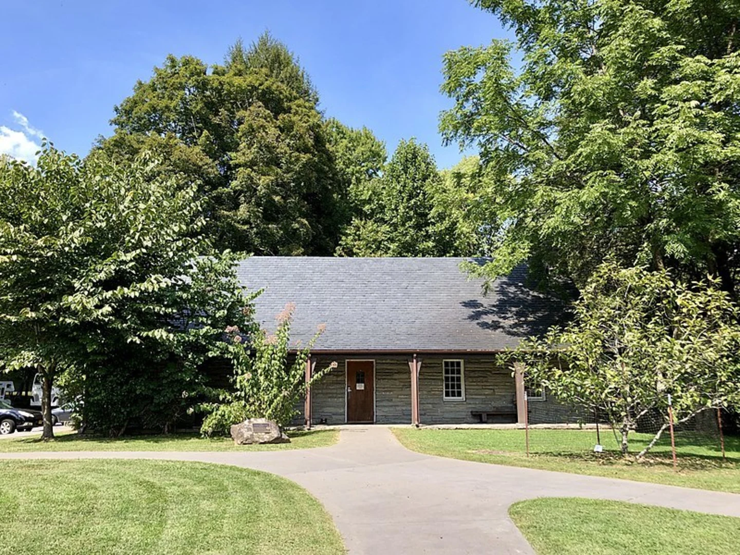 An image depicting the trail Cabin Flats via Smokemont Loop Trail and its surrounding area.