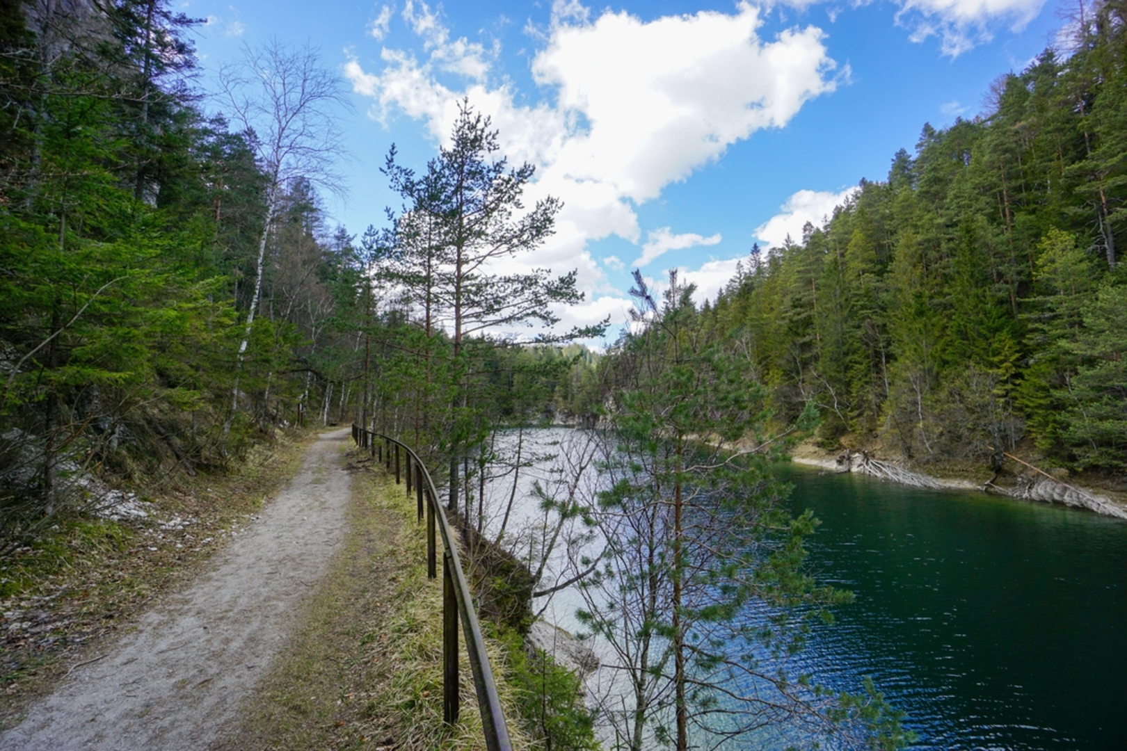 An image depicting the trail Legend trail via Erlauf reservoir and its surrounding area.