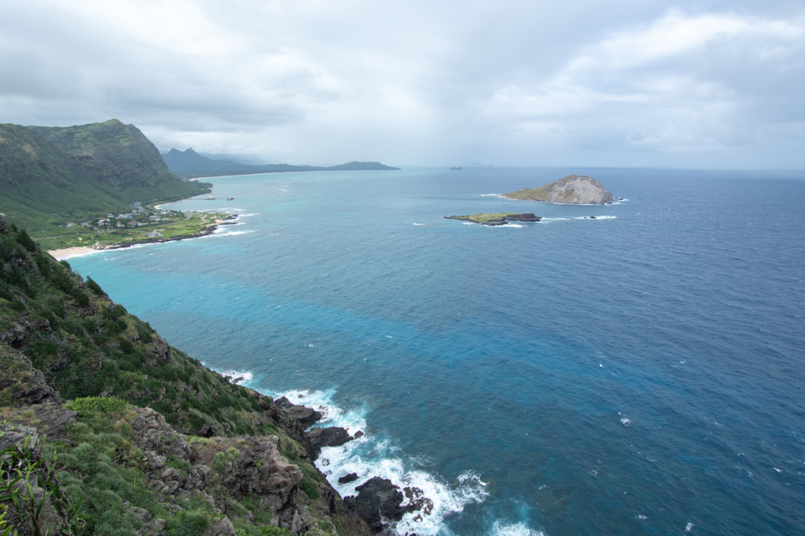 An image depicting the trail Puʻuʻokīpahulu via Makapuʻu Lighthouse Trail and its surrounding area.
