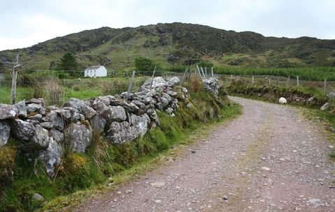 An image depicting the trail Caher and Caher West Top Loop via The Kerry Way and its surrounding area.