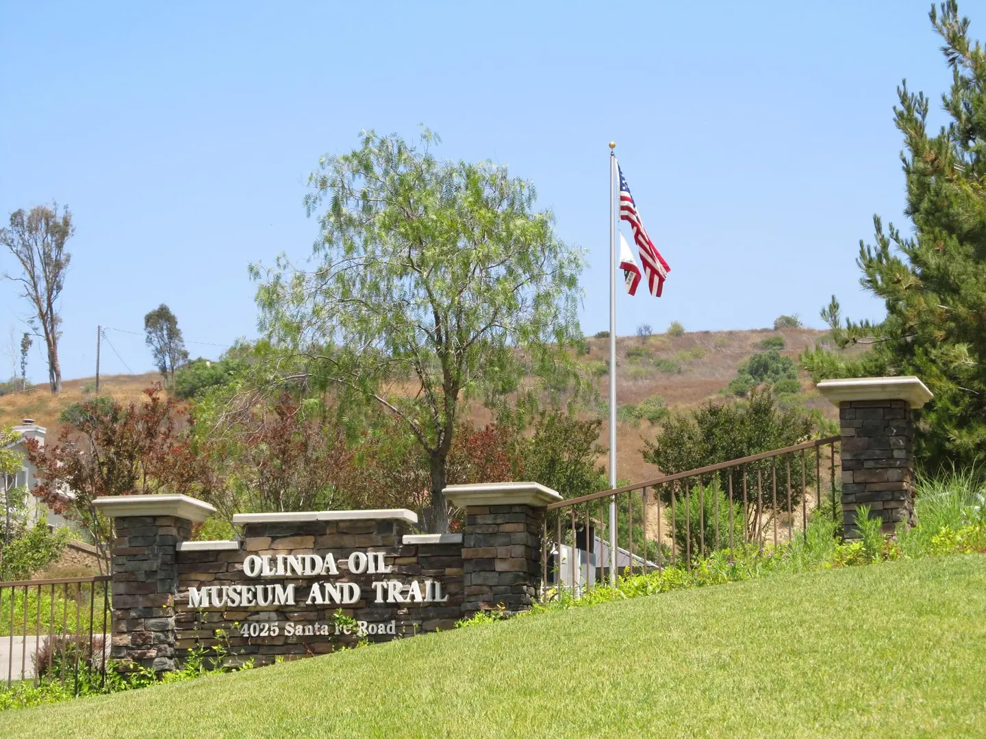 An image depicting the trail Olinda Oil Museum Obervation Path Loop and its surrounding area.