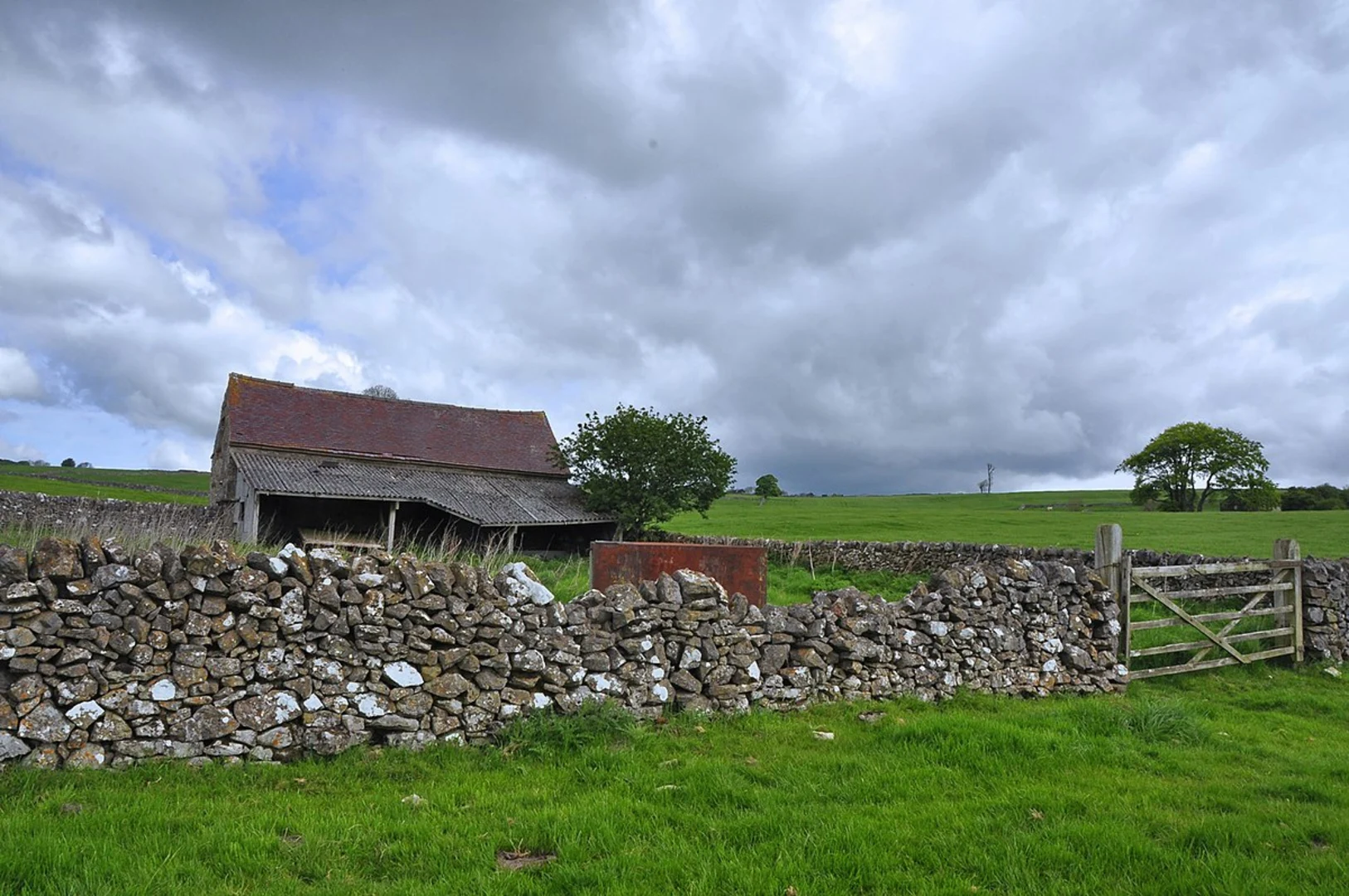 An image depicting the trail Parwich Circular Walk and its surrounding area.